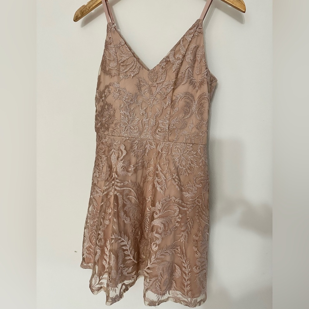 Speechless short lace dress size 5 old pink, V neckline, with adjustable straps